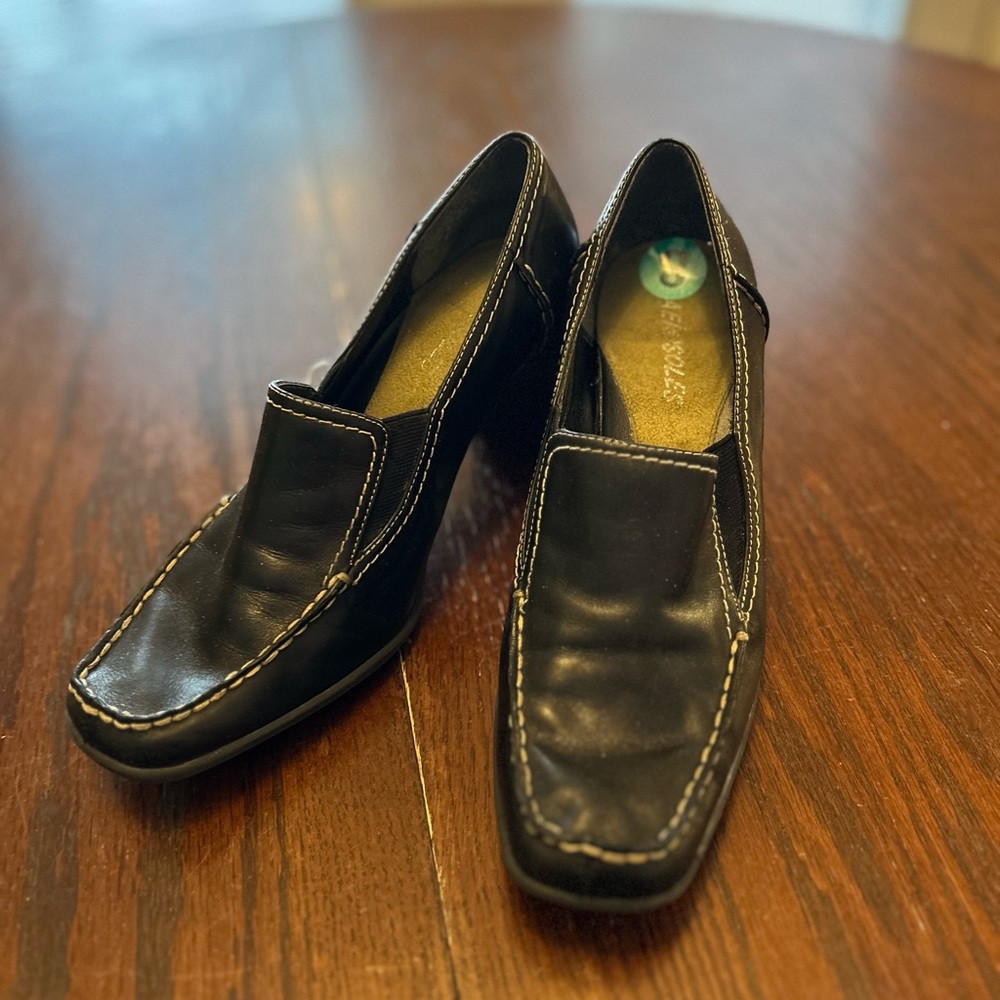 AEROSOLES Black Leather Loafers